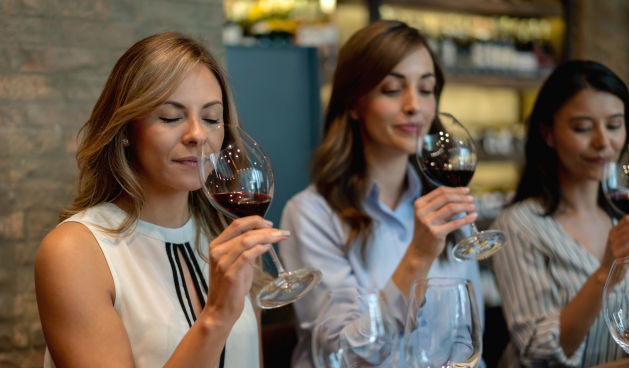 personas catando vino