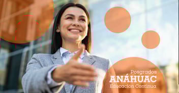 Primer plano de una mujer profesional sonriente con blazer, extendiendo su mano para un apretón de manos, simbolizando una oportunidad laboral, una entrevista o una bienvenida. En la esquina inferior derecha se superpone un gráfico que promociona 'Posgrados ANÁHUAC Educación Continua'.