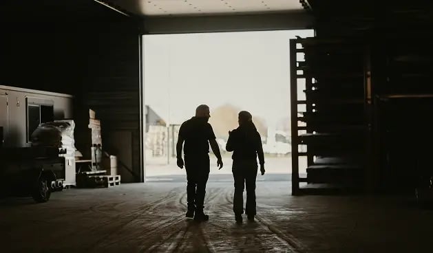 Dos personas caminando.