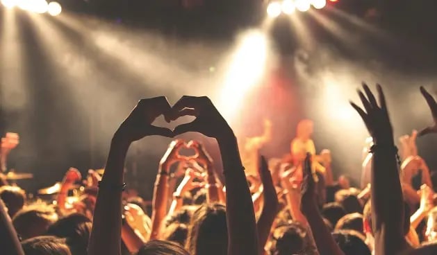 Manos de persona formando un corazón en el aire .
