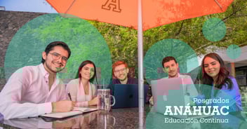 Grupo de estudiantes de posgrado de la Universidad Anáhuac Oaxaca trabajando en equipo al aire libre, bajo una sombrilla institucional, representando el compromiso con la educación continua y la formación profesional.