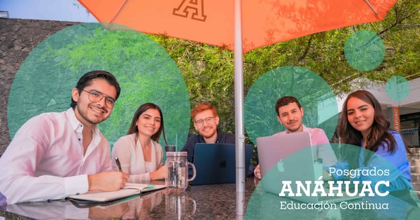 Grupo de estudiantes de posgrado de la Universidad Anáhuac Oaxaca trabajando en equipo al aire libre, bajo una sombrilla institucional, representando el compromiso con la educación continua y la formación profesional.