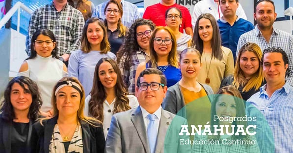 Foto grupal de un conjunto diverso de estudiantes o profesionales de posgrado, sonriendo y mirando a la cámara en un ambiente institucional. En la esquina inferior derecha se superpone un gráfico que promociona 'Posgrados ANÁHUAC Educación Continua', lo que representa los beneficios y la comunidad de exalumnos o estudiantes de posgrado.
