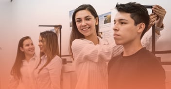 Estudiantes de la Universidad Anáhuac realizando prácticas de medición física en laboratorio, adquiriendo experiencia en carreras de salud y sectores laborales en crecimiento.