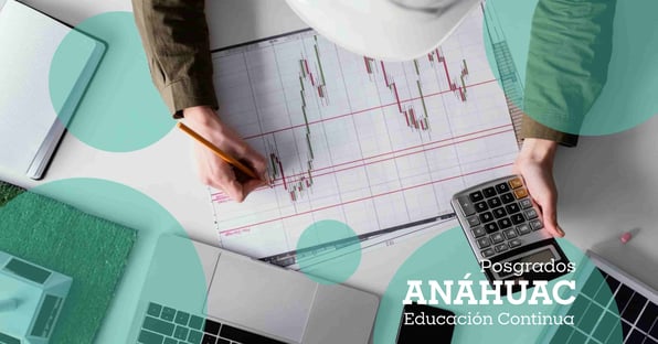 Persona analizando gráficos de indicadores financieros con calculadora y laptop, en contexto de educación continua de posgrados Anáhuac.