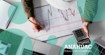 Persona analizando gráficos de indicadores financieros con calculadora y laptop, en contexto de educación continua de posgrados Anáhuac.