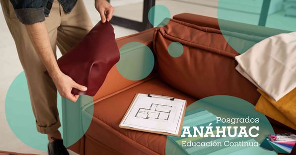 Diseño de interiores en la Maestría de Arquitectura y Diseño de Interiores de la Universidad Anáhuac, con planos y materiales sobre un sillón.