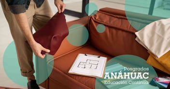 Diseño de interiores en la Maestría de Arquitectura y Diseño de Interiores de la Universidad Anáhuac, con planos y materiales sobre un sillón.