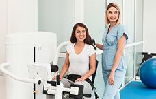 Doctora y paciente en consulta médica.