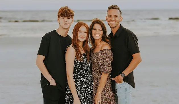Imagen de una familia en la playa.