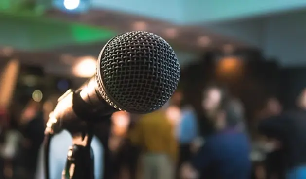 Microfono en escenario.