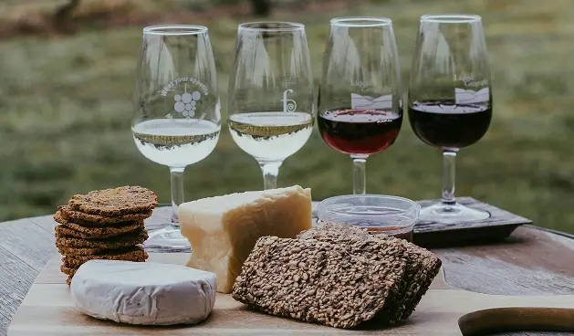 Vinos y quesos sobre una mesa.