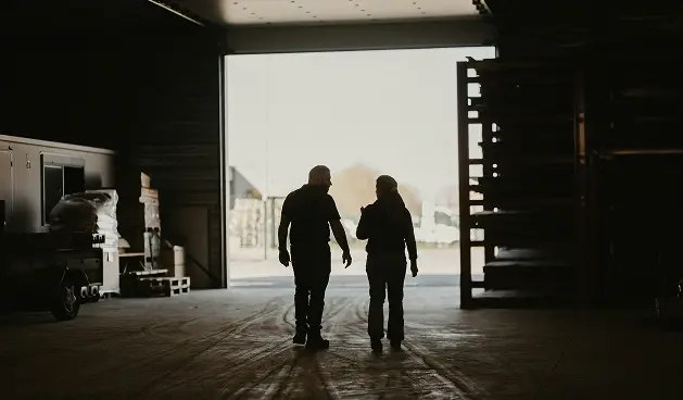 Dos personas caminando.
