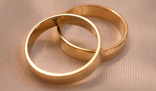 Imagen con dos anillos dorados.