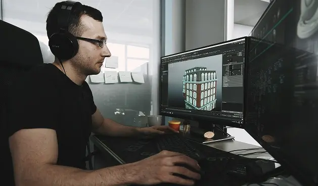 Hombre usando computadora.