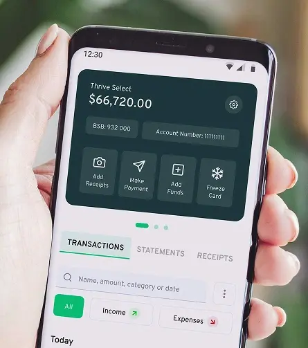 Celular mostrando datos financieros.