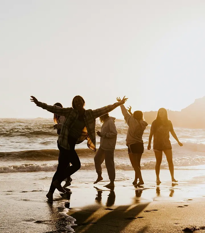 Imagen con mujeres felices en una playa.