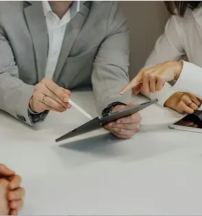 Dos personas con una tableta.