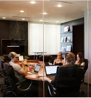 Personas en una sala de juntas platicando.