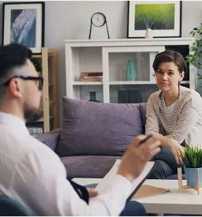 Dos personas teniendo una conversación.