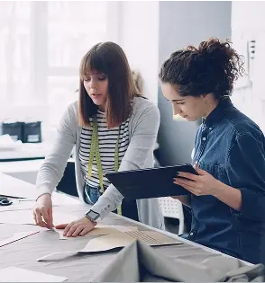Dos mujeres teniendo una conversación.
