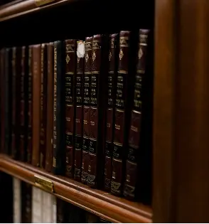 Librero con libros de política.