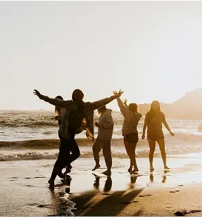 Imagen con mujeres felices en una playa.