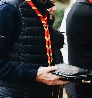 Persona sosteniendo una tableta con su mano.