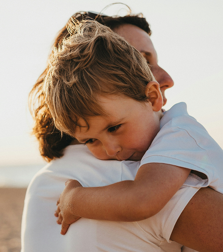 Padre y su hijo abrazados.