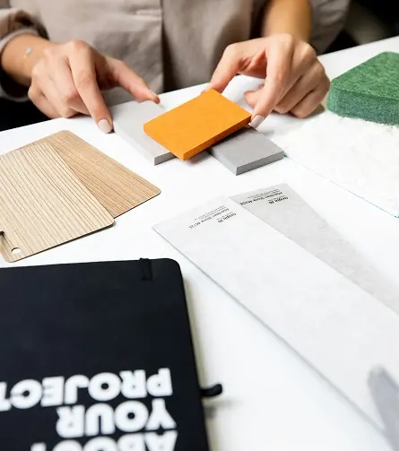 Persona con materiales de diseño.