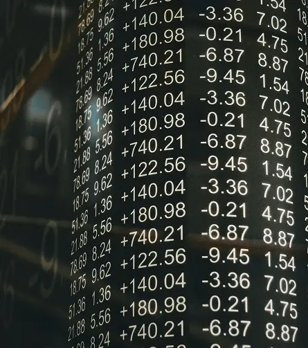 Números de mercado de valores en pantalla.