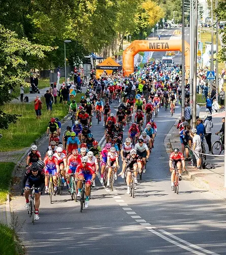 Personas en carrera de bicicletas.