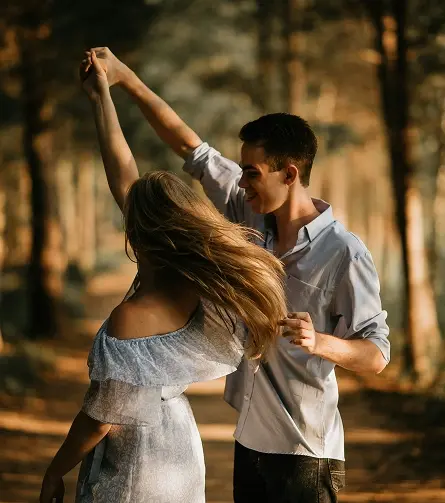 Pareja sonriendo.