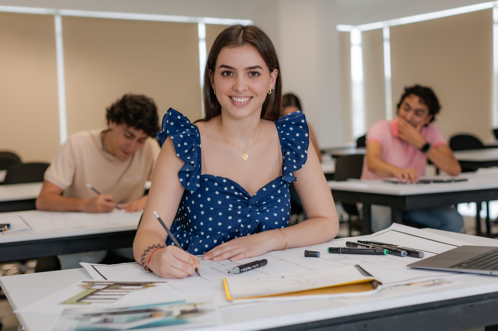 Estudiantes de la Universidad Anáhuac Veracruz presentando un examen en el aula