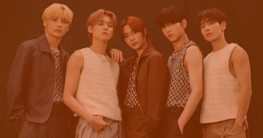 TXT para DIOR 2025 grupo K-pop posando con atuendos de alta moda contemporánea, destacando la fusión entre cultura pop y diseño de moda coreano
