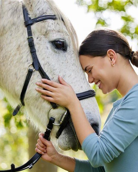 Estudiante con un caballo en el Centro Ecuestre